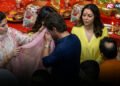 লালবাগচা রাজায় পূজার ওড়নায় মুখ মুছলেন শাহরুখ: ভাইরাল মিষ্টি মুহূর্ত